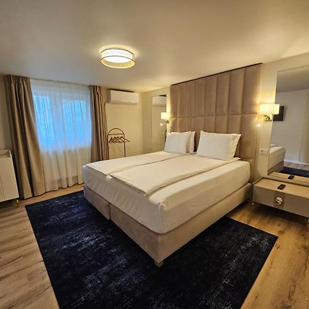 Hotel Queen Ramnicu Valcea Bagian luar foto