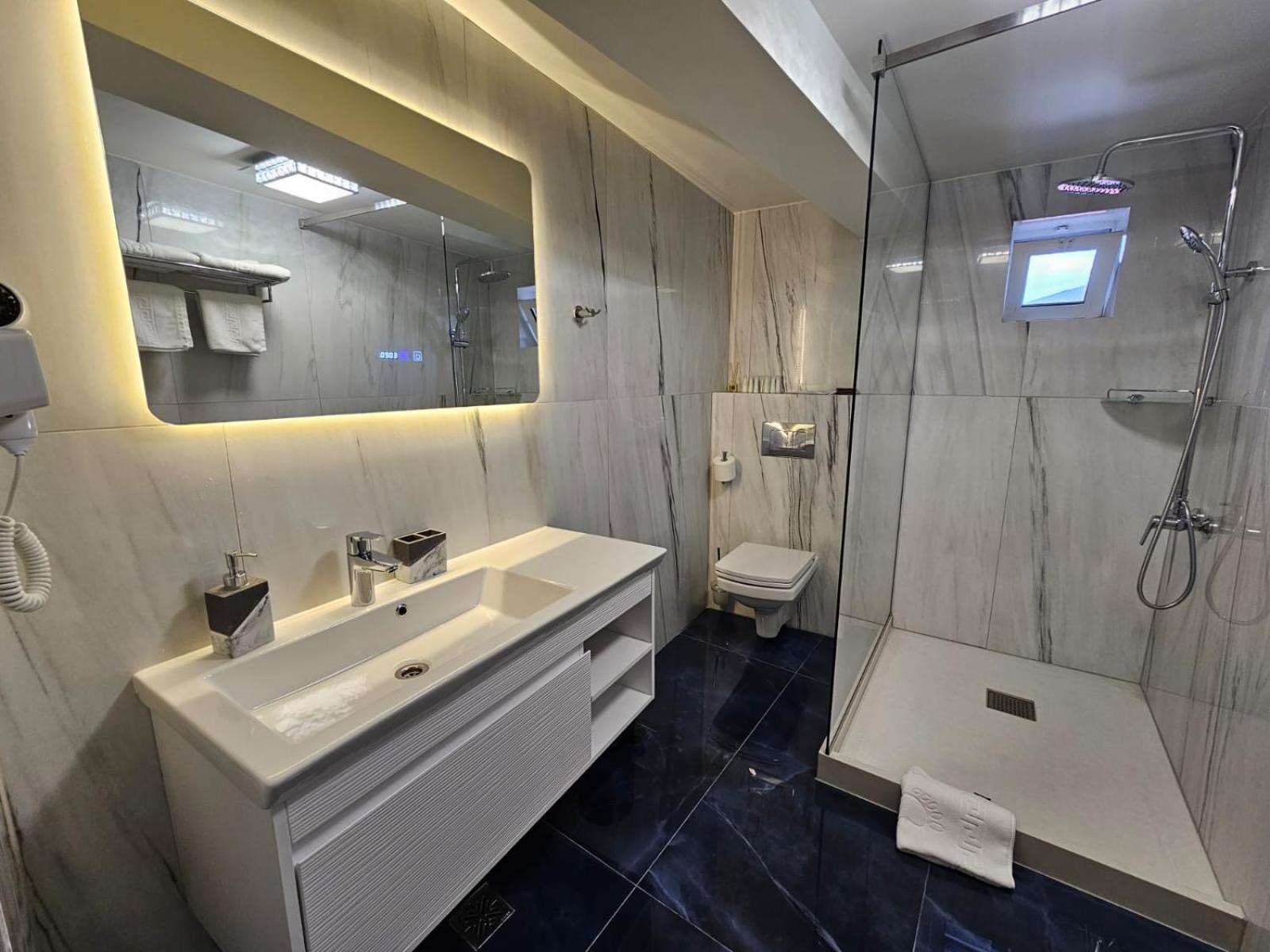 Hotel Queen Ramnicu Valcea Bagian luar foto