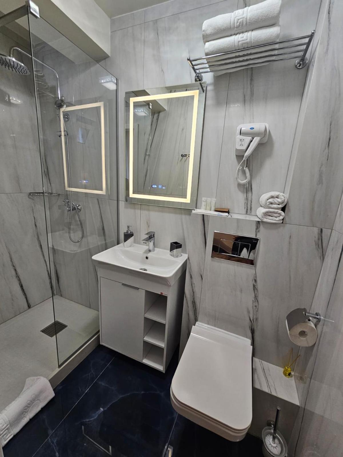 Hotel Queen Ramnicu Valcea Bagian luar foto